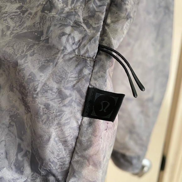 Lululemon Lab 1/2 zip windbreaker size: Large - Picture 9 of 9